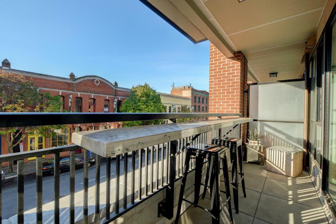 Downtown Heritage Condo With Parking Victoria Luaran gambar